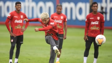 Lima (Peru), 11/11/2020.- A handout photo made available by Federaci&oacute;n Peruana de F&uacute;tbol (FPF) shows player Raul Ruidiaz, during the last training session of the Peruvian team, in Lima, Peru, 11 November 2020 before their trip to Santiago de