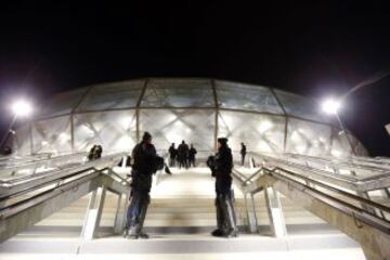 La policía se emplea a fondo en los registros y controles de seguridad fuera del estadio "Allianz Riviera" en Niza, antes del partido Niza - Lyon