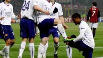 <b>UN TITÁN. </b>Evra limpia la bota de Rooney tras el segundo gol del delantero del Manchester United al Milán, anoche en San Siro.
