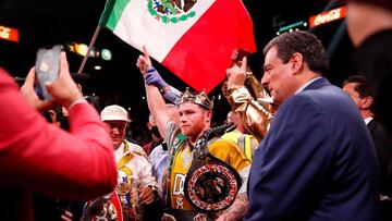 Canelo Alvarez después de ganar la pelea contra Caleb Plant