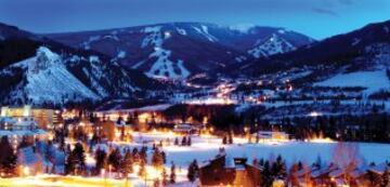 Lujosas tiendas, restaurantes exclusivos y galerías de arte hacen de esta estación de esquí una de las más prestigiosas entre los famosos. Goza de 149 km de pistas esquiables con una alta calidad de nieve.