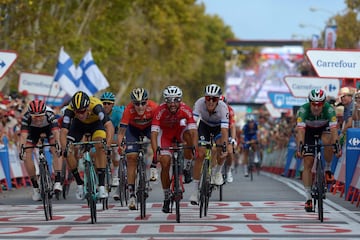 El ciclista francés Nacer Bouhanni pasa primero por la línea de meta.