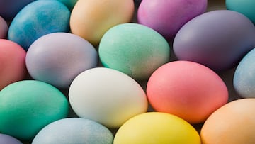 La búsqueda de huevos de chocolate y decoración de huevos naturales es una tradición el Día de Pascua. Así se encuentra su precio.