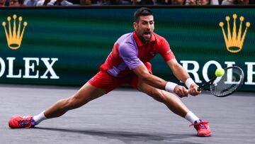 Novak Djokovic, se estira para llegar a un envío de Etcheverry en París.