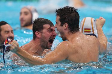 Los jugadores españoles celebran en el agua su victoria ante Hungría.