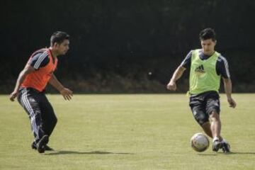 Ómar Vásquez (derecha) espera su oportunidad en el 11 ideal