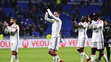 Olympique Lyonnais' players cheer supporters at the end of the French L1 football match between Olympique Lyonnais (OL) and Paris-Saint Germain (PSG) at Groupama stadium in Decines-Charpieu, near Lyon, on February 3, 2019. (Photo by JEFF PACHOUD / AF