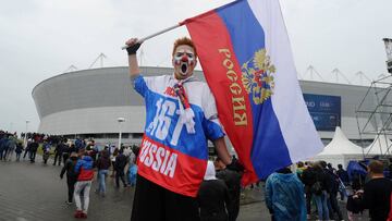 Un aficionado ruso junto a un estadio mundialista.
