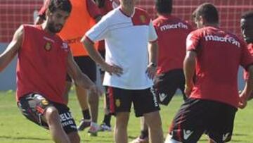 <b>ATENTO. </b>Caparrós dirigió ayer su primer entrenamiento como técnico del Mallorca, atento a todos los detalles de la sesión de trabajo.