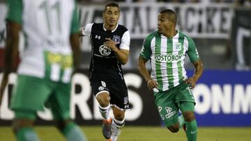 El jugador de Atletico Nacional Macnelly Torres, derecha, disputa el balon con Carlos Carmona de Colo Colo