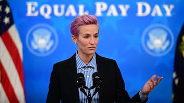 La futbolista estadounidense Megan Rapinoe durante un evento del D&iacute;a de la Igualdad de Pago en el Auditorio de la Corte Sur de la Casa Blanca en Washington, DC el 24 de marzo de 2021. 