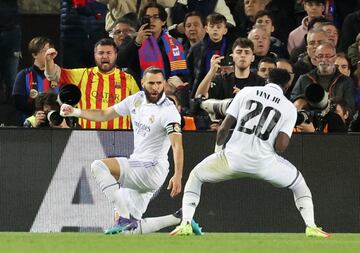 0-2. Karim Benzema celebra el segundo tanto con Vinicius. El capitan del Real Madrid marca en el minuto 49 de encuentro.