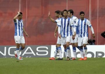 Los jugadores de la Real Sociedad celebran su primer gol ante el Athletic de Bilbao, obra del delantero Imanol Agirretxe.