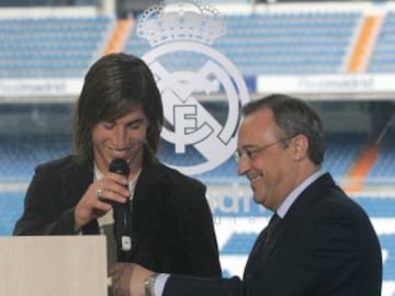 La presentación de Sergio Ramos con el Real Madrid. Fue el primer fichaje español con Florentino Pérez como presidente en la temporada 2005-06.