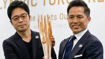 Tadahiro Nomura, tricampeón olímpico de judo, y Tokujin Yaoshioka, diseñador jefe de la antorcha olímpica de los Juegos de Tokio 2020, posan durante la ceremonia de presentación de la antorcha este miércoles en Tokio (Japón).