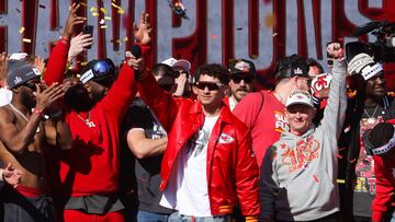 KANSAS CITY, MISSOURI - FEBRUARY 14: Patrick Mahomes #15 of the Kansas City Chiefs addresses the crowd during the Kansas City Chiefs Super Bowl LVIII victory parade on February 14, 2024 in Kansas City, Missouri.   Jamie Squire/Getty Images/AFP (Photo by JAMIE SQUIRE / GETTY IMAGES NORTH AMERICA / Getty Images via AFP)