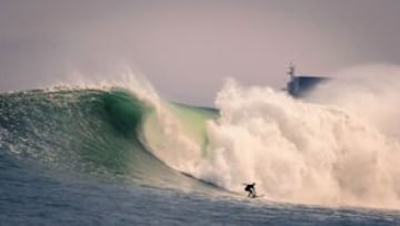 El Mundial de Surf Maui and Sons Arica Pro Tour 2015 , organizado por la Federación internacional de Surf, reune a 60 de los mejores raiders de todo el mundo. Ellos esperan domar la peligrosa ola “El Gringo” que rompe sobre las rocas, lo que la convierte en la competencia mas peligrosa en el circuito mundial.