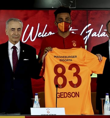Cedido al Galatasaray por el Benfica con un coste de cesión de 0,5 M€
