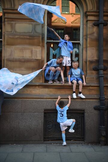 Seguidores del City celebrando el título liguero junto a la plantilla.