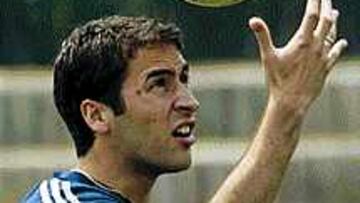 <b>APURA SUS OPCIONES.</B> Raúl trabajó ayer en secreto y hoy sabrá si puede jugar ante Corea.