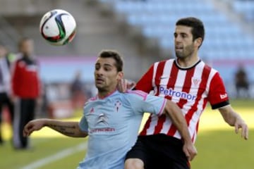 El jugador del Celta de Vigo Jonni Castro, pugna por el balón con Susaeta del Athletic de Bilbao, durante el partido de ida de los octavos de final de la Copa del Rey de Fútbol que ambos quipos disputaron hoy en el estadio de Balaidos.