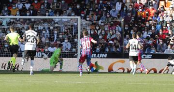 Aubameyang marca el 0-1 al Valencia. 







