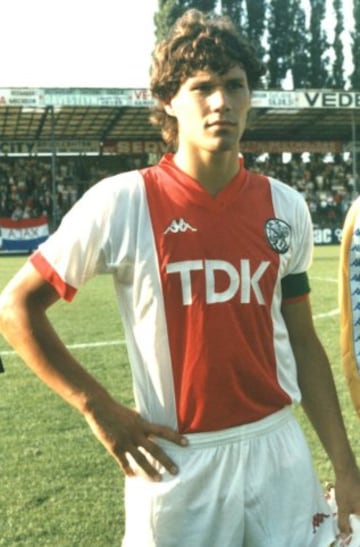 Con su primer club profesional, el Ajax Ámsterdam, consiguió  3 ligas neerlandesas, 3 copas neerlandesas y la Recopa de Europa como títulos más significativos