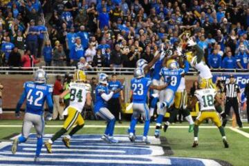 Green Bay se llevaron una milagrosa victoria de Detroit gracias a un 'Hail Mary' de Aaron Rodgers que cogió el otro Rodgers, Richard, en la end zone con el tiempo cumplido. La milagrosa jugada ocurrió después de un dudoso facemask que le dio esta última oportunidad a los Packers de llevarse un partido que llegaron a ir perdiendo de 20 en el tercer cuarto.