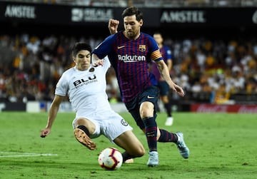 Carlos Soler y Leo Messi.