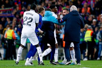 Mientras Carvajal acusaba y señalaba al guardameta, más protagonistas acudieron a separar junto a Alba. Intervino Tchouameni, Rüdiger, el mítico delegado del primer equipo del Barça, Carles Naval y también Araujo y Courtois. 