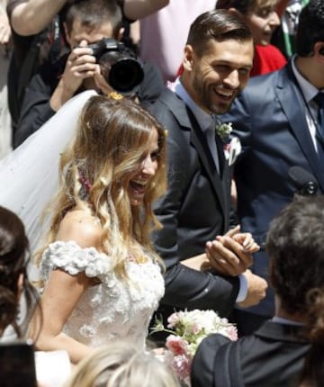 El delantero de la Juventus de Turín Fernando Llorente y su esposa María Lorente tras contraer matrimonio en la basílica de Santa María del Coro de San Sebastián.