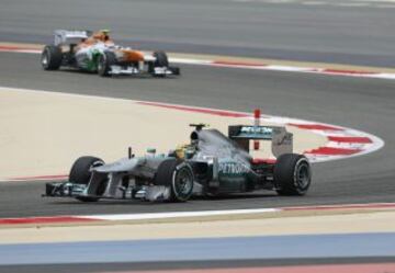 Lewis Hamilton seguido de Adrian Sutil.