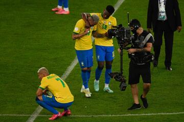 Richarlison, Neymar y Vinicius Junior tras finalizar el partido.