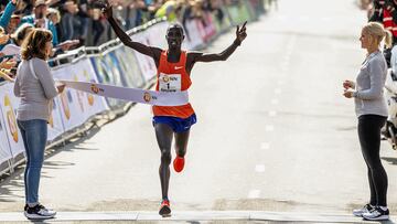 El keniano Marius Kipserem cruza victorioso la meta de la Maratón de Róterdam en 2019.