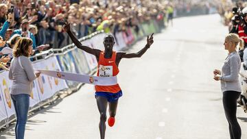 El keniano Marius Kipserem cruza victorioso la meta de la Maratón de Róterdam en 2019.