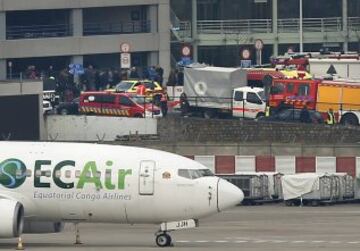 Servicios de emergencias en los alrededores del aeropuerto internacional de Bruselas. 