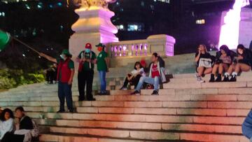 Algunos aficionados festejan en el Ángel de la Independencia.
