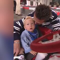 El día que Schumacher enseñó a su hijo cuando tenía un año su coche: hoy se cierra el círculo