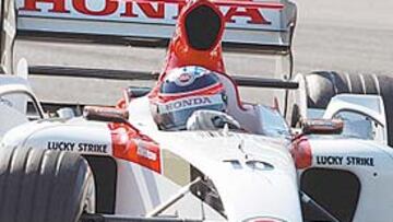 <b>VALIENTE.</b> Takuma Sato no tiene ningún complejo cuando se trata de ganar una posición.