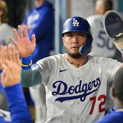 LA Dodgers re-sign playoff and World Series hero