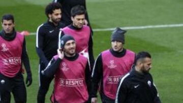 Totti, el segundo por la izquierda, habla con su compañero Torosidis durante el entrenamiento del Roma en el estadio Santiago bernabéu
