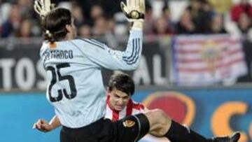 <b>EL EMPATE. </b>Piatti, en el momento que remata ante Leo Franco el balón del 1-1.