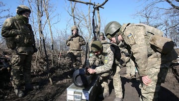 Servicemen of Ukrainian Military Forces on the front-line with Russia-backed separatists near Novognativka village, Donetsk region, examine a Swedish-British portable anti-tank guided missile NLAW that was transferred to the units as part of Britain&#039;