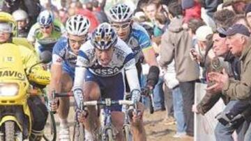 <b>LOCOMOTORA. </b>Flecha, tirando de Hincapie y Boonen en uno de los últimos tramos de pavés donde se formó el trío que se jugó la carrera.