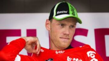 Lars Boom enfundándose el maillot de líder en esta Eneco Tour.
