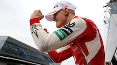 Mick Schumacher celebra su victoria en Austria. 