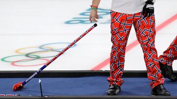 Sí, los noruegos ganaron este concurso con un diseño de su propia bandera. El lábaro patrio cubre por completo la parte inferior de su uniforme, pero está colocada en distintas posiciones.