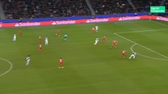 Cristiano, acosado por un hincha al final del Leverkusen-Juventus