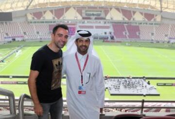 El Khalifa International Stadium es el recinto al aire libre refrigerado más grande del mundo, diseñado para que la sensación térmica en su interior sea de 26º en una zona en la que se registran temperaturas máximas de 50º en verano. 
En la imagen Xavi Hernandez junto a Nasser Al-Khater, miembro organizador de la Copa del Mundo de Qatar 2022.