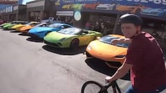Lamborghini de color naranja, verde, azul y amarillo aparcados en un Car Rental de Las Vegas (Estados Unidos) al que se dirije el youtuber y rider de MTB Sam Pilgrim.